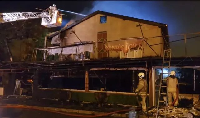 Maltepe'de restoranda başlayan yangın, otomobile ve bitişiğindeki binaya sıçradı
