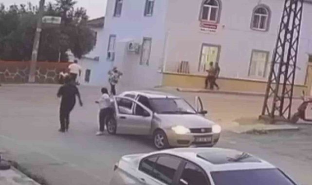 Motosiklet, dönüş yapan otomobile ok gibi saplandı