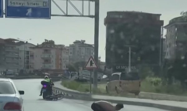 Motosikletini, kendisine ’dur’ ihtarında bulunan motorize trafik polisinin üzerine sürdü