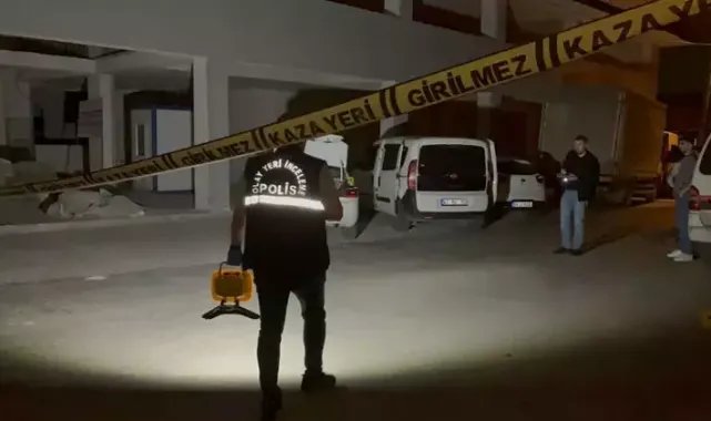 Motosikletle gelip park halindeki 2 aracı kurşunladılar