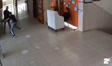Pusu kurup beklediği öğretmenini bıçaklayan öğrenci
