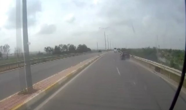 Seyir halindeki Tofaş otomobilin tekeri çıktı