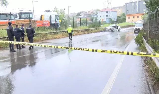 Sultanbeyli’de kamyon ile otomobil çarpıştı: 2 ölü 4 yaralı