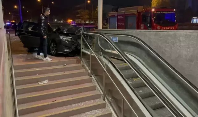 Sürücüsü makas atan otomobil, önce araca sonra metro istasyonu merdivenlerine çarptı: 4 yaralı