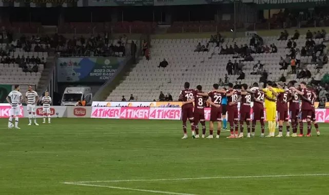 Trabzonsporlu futbolculardan Konyaspor maçında protesto