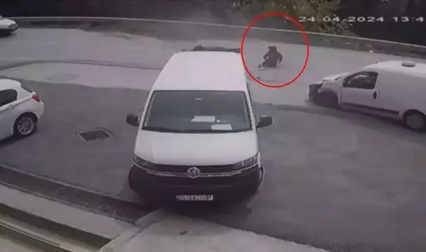 Ümraniye’de kaza yapan araca motosikletli kurye çarptı