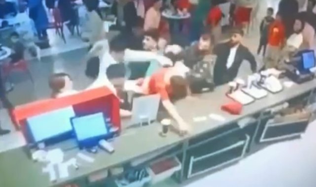 Yemeği beğenmeyince garsonu böyle dövdüler
