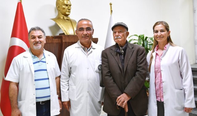 86 yaşındaki Cemil Merttürk Eşrefpaşa Hastanesi’nde şifa buluyor