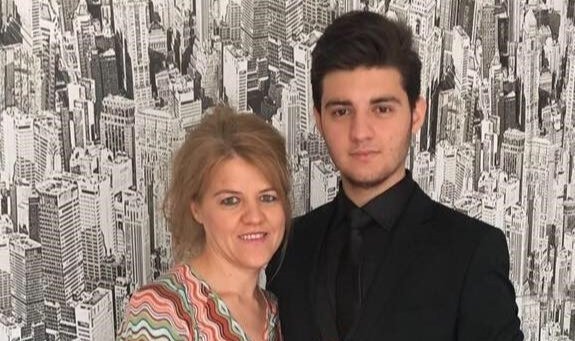 Anne ve babasını uyuşturucu parası için katletmiş