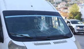 Antalya’da öğrencilerin bulunduğu servis aracına sopalı saldırı