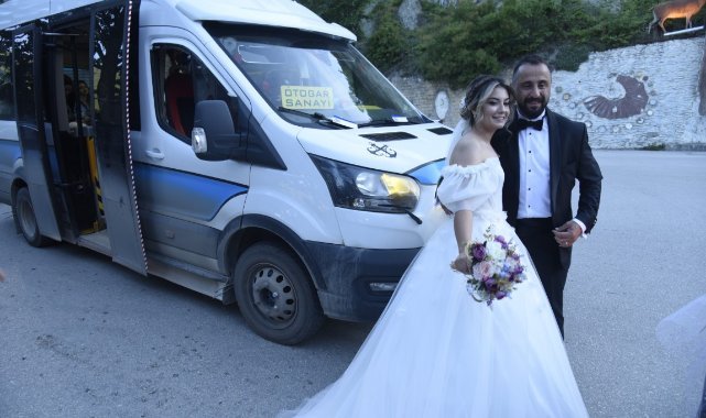 Artvin’de ilginç görüntü: Gelin ve damat düğünlerine dolmuşla gitti