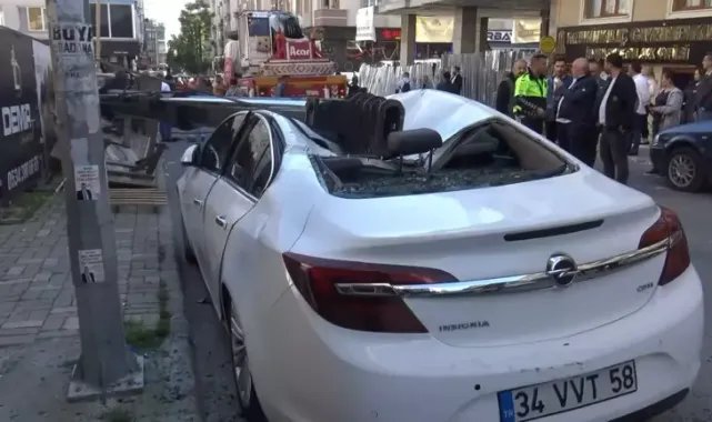 Avcılar'da vinç otomobilin üzerine devrildi; 1 işçinin yaralandığı kaza kamerada