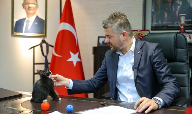 Başkan Görkem Duman makamını Üzüm’le paylaşıyor