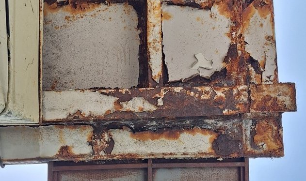 Bayrampaşa’da yaya üst geçidindeki korozyon vatandaşları korkutuyor