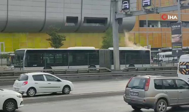 Beylikdüzü’nde metrobüsten dumanlar yükseldi, yolcular panikle tahliye edildi