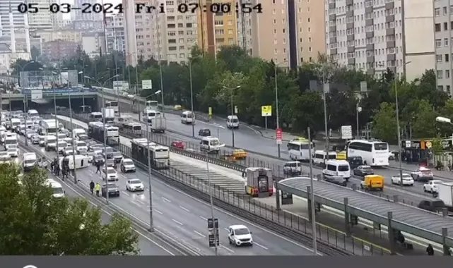 Beylikdüzü'nde servis aracı devrildi