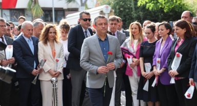 CHP Genel Başkanı Özel, Zübeyde Hanım’ın anıt mezarını ziyaret etti