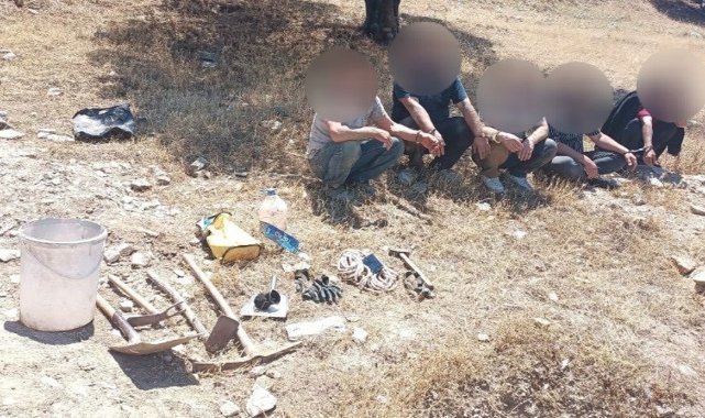 Definecileri kazdıkları çukurdan jandarma tek tek çıkardı