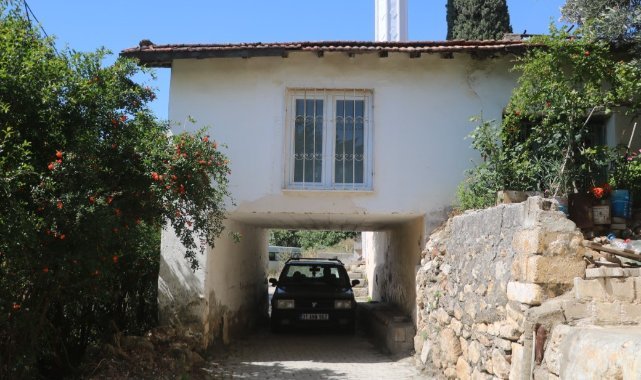 Depremde ayakta kalmayı başaran altından yol geçen cami, görünümüyle dikkat çekiyor