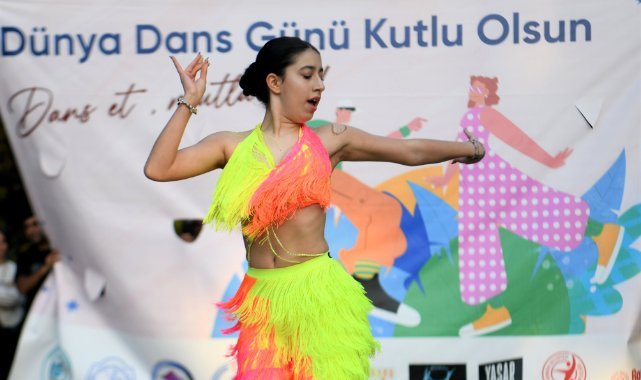 Dünya Dans Günü’nde Bornova’da 280 dansçı sahneye çıktı