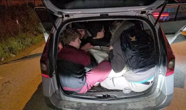 Edirne'de 'dur' ihtarına uymayan otomobilde balık istifi 14 kaçak göçmen yakalandı, 3 kişi kaçtı