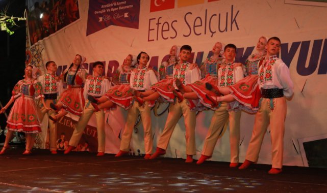 Efes Selçuk Uluslararası halk oyunları şenliği farklı kültürleri birleştirdi