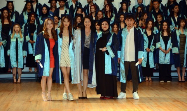 Egeli Down Sendromlu özel öğrenci Selin Durgut da başarı belgesini aldı