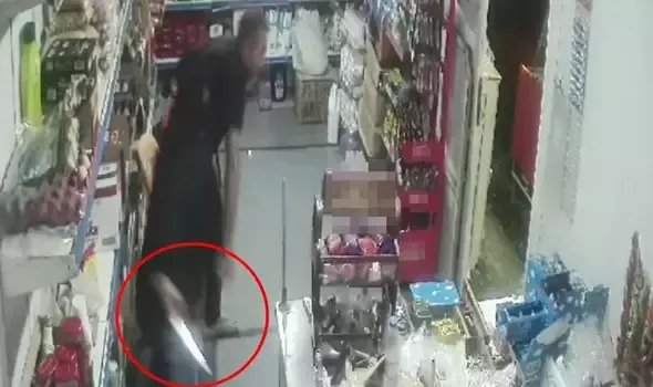 Ekmek bıçağıyla geldiği bakkaldaki 4 kişiye saldırdı