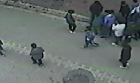 Esenyurt’ta okulda başlayan tartışma sonrası bir çocuk bayılana kadar darp edildi