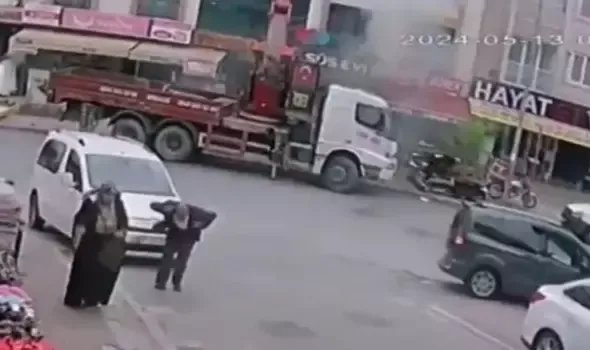 Esenyurt'ta vinç elektrik kablolarına değince patlama oldu : 1 yaralı