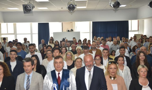 EÜ Çeşme Turizm Fakültesinde mezuniyet coşkusu