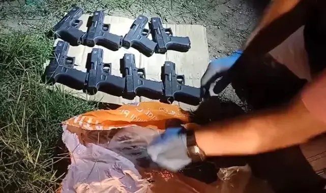 Evine gelen polisi görünce silah dolu çantayı balkondan attı