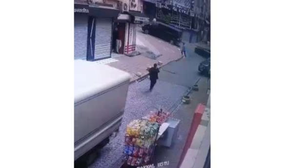 Fatih’te kadın kamyonetin altında metrelerce sürüklendi