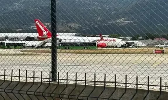 Gazipaşa'da yolcu uçağının inişte ön lastiği patladı; 190 kişi tahliye edildi