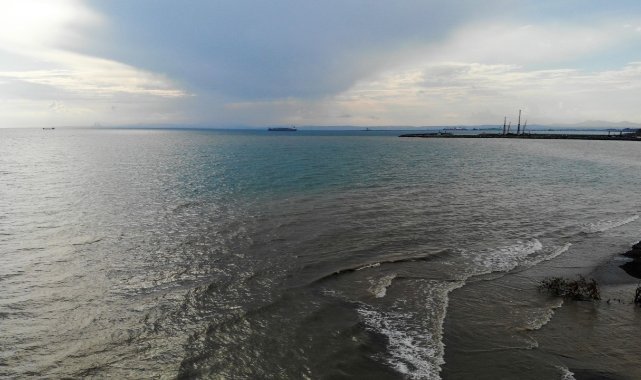 Hatay’da şiddetli yağışlar sonrası denizin rengi değişti