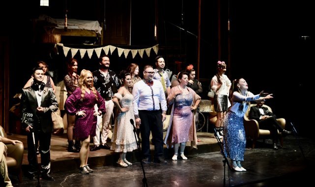 İlk sahneye büyük alkış