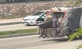 İşini aşkla yapan çöpçüden ’Rock yıldızını’ aratmayacak görüntü
