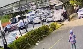 İstanbul’da polise direnen şüphelilerle arbede kamerada: Asker kaçakları polise saldırdı