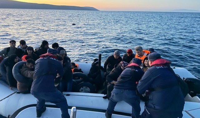 İzmir açıklarında 50'si çocuk 186 göçmen karaya çıkartıldı