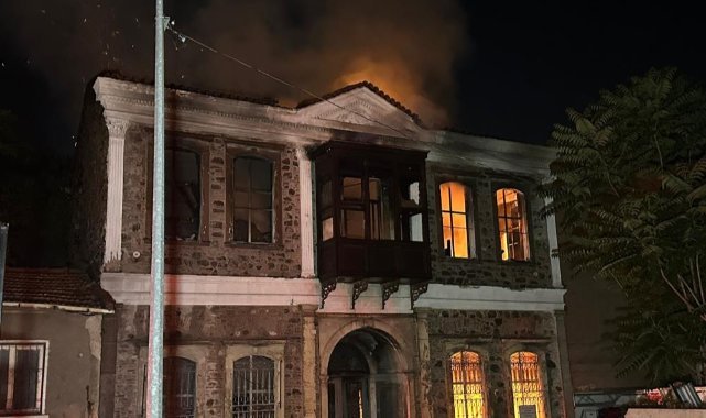 İzmir'de alev alev yanan tarihi bina küle döndü