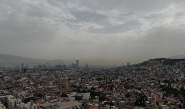 İzmir’de hava griye döndü, çöl tozu sis gibi kente çöktü