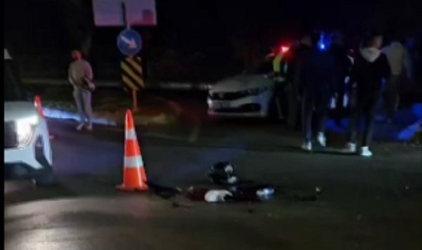 İzmir'de motosiklet belediye otobüsüne çarptı