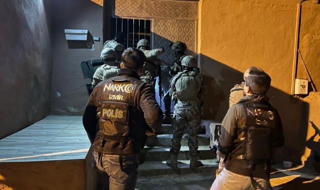 İzmir’de ünlü gece kulübüne uyuşturucu baskını: 3'ü polis 24 gözaltı
