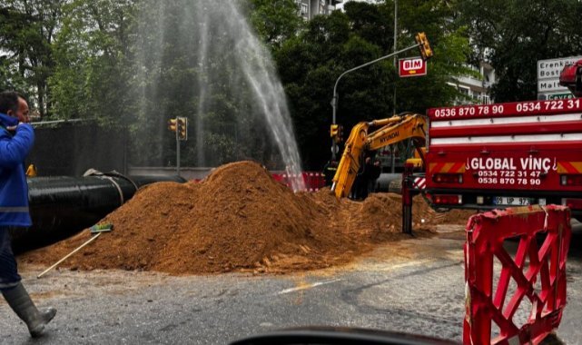 Kadıköy’de İBB’nin alt yapı çalışmalarında rögar kapağı patladı
