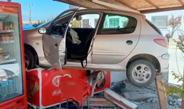 Kaldırıma çarpan otomobil, marketin önündeki dondurma dolabının üzerine çıktı