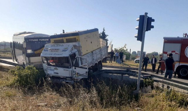 Kamyonet, kırmızı ışıkta bekleyen 2 işçi servisine çarptı: 18 yaralı