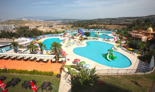 Karabağlar’da Aqua Yaşam Yüzme Havuzu açıldı