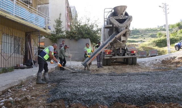 Merkez Mahallesi’nde beton yol hamlesi