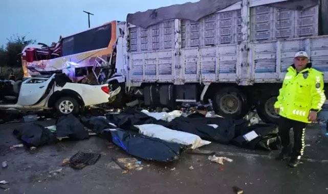 Mersin'de karşı şeride geçen yolcu otobüsü, 3 araçla çarpıştı: 10 ölü, 39 yaralı