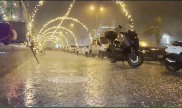 Meteorolojinin turuncu kodlu uyarı verdiği Hatay’da kuvvetli yağış etkili oldu